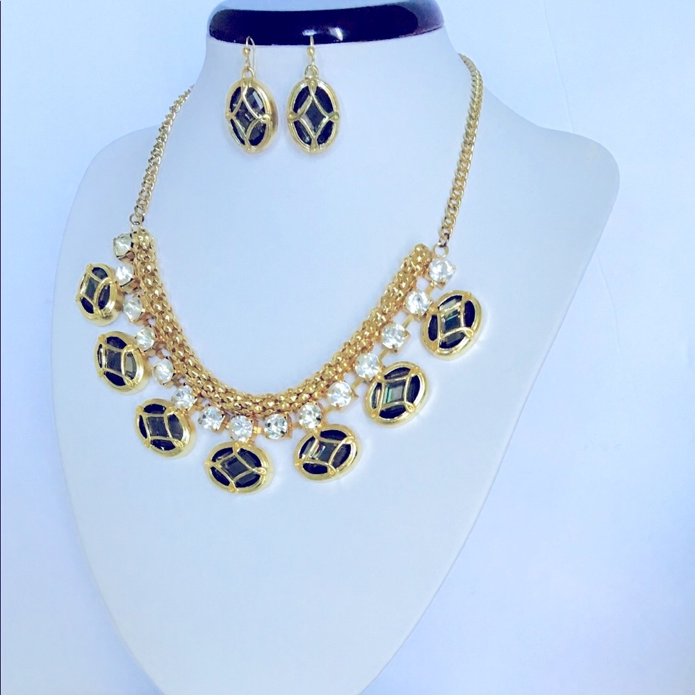 ✅💕Elegant Crystal Gold Plated Statement necklace.